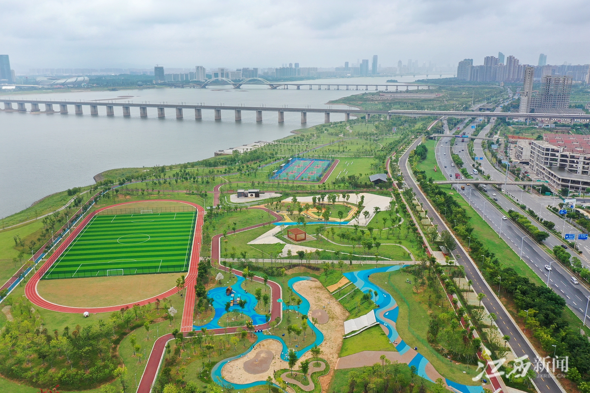 航拍南昌市赣江昌南外滩公园图