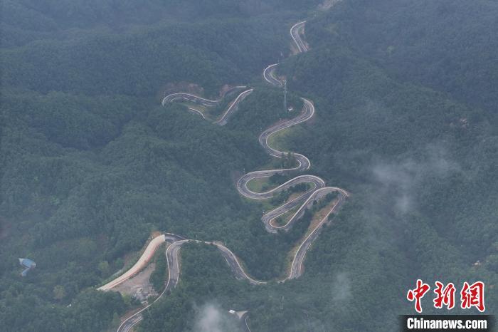 老界岭崎岖山路似“银蛇”。　余泽厚 摄