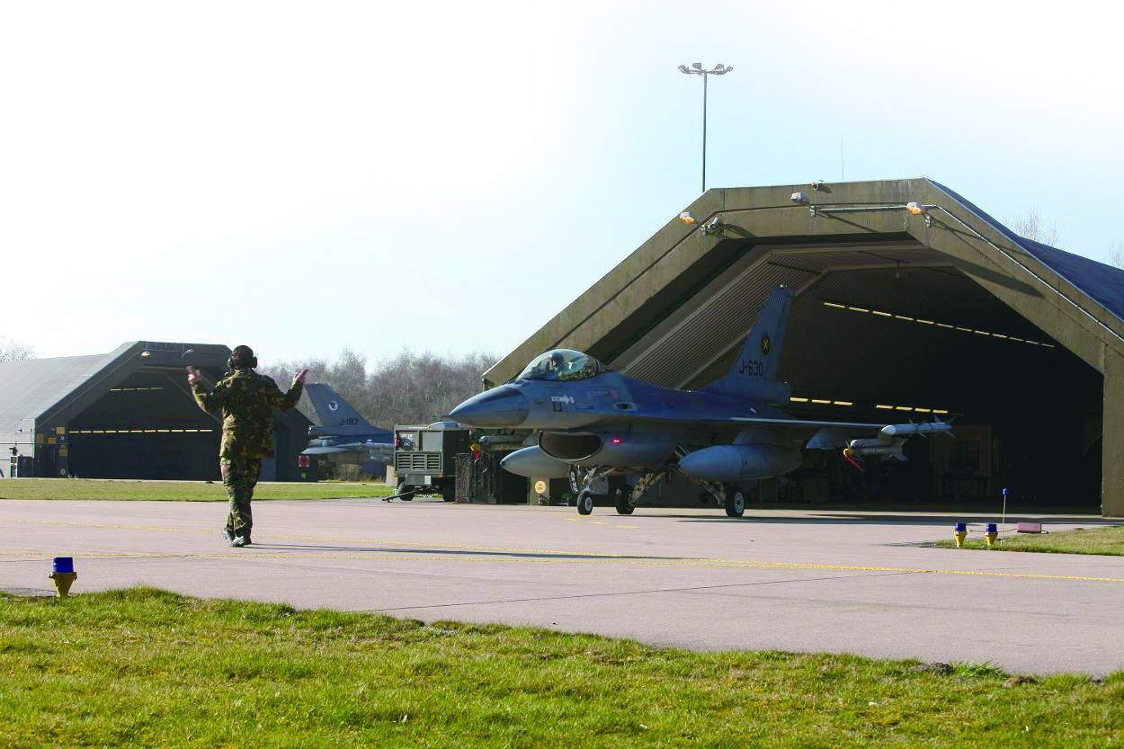 F-16战斗机对日常保养和机场条件要求较高。