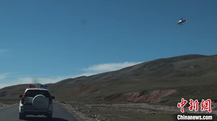 图为地面警力与空中警力协同向哈拉湖区域快速行进,对沿途区域进行细致搜索。青海省公安厅供图