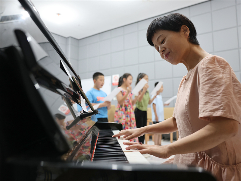 8月23日，音乐老师带领小朋友在河北省沧州市青县市民文化活动中心声乐培训室进行声乐训练。新华社记者 骆学峰 摄