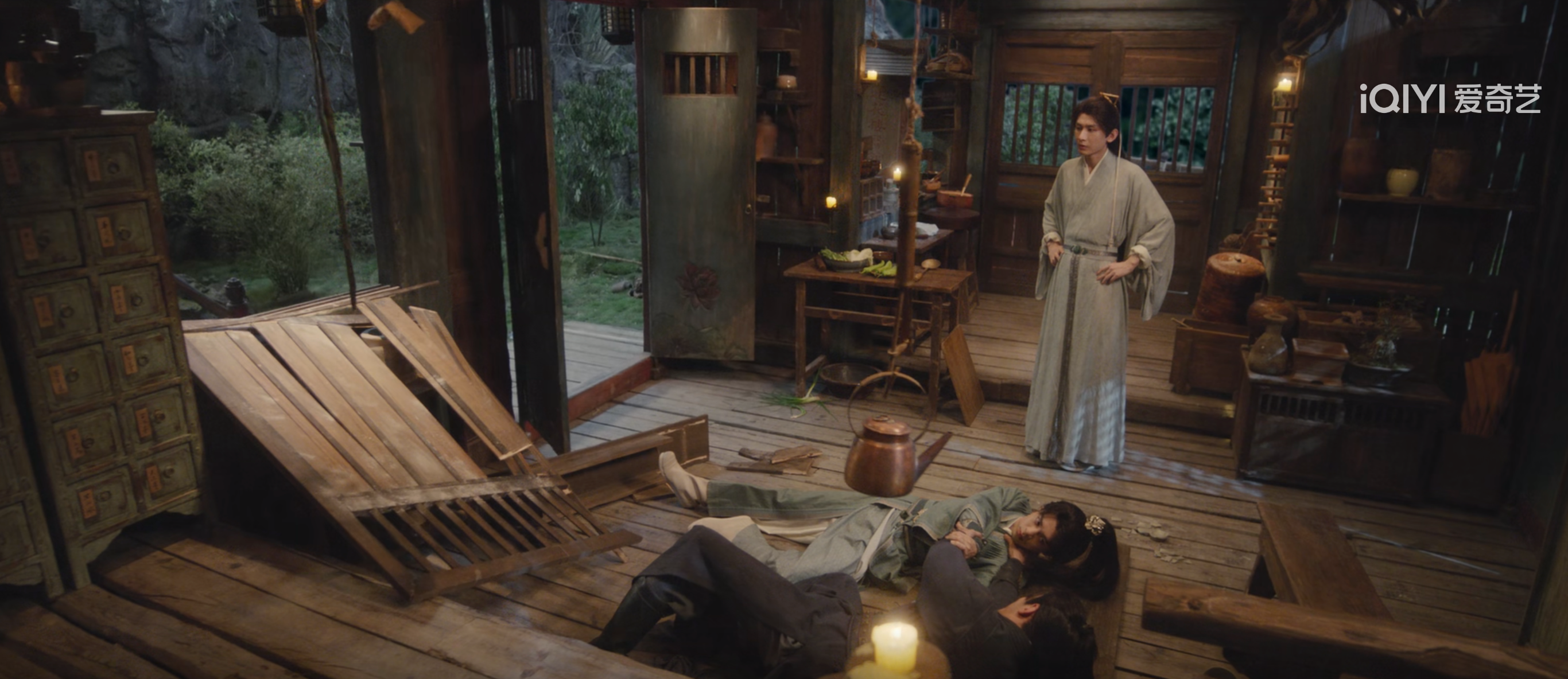 方多病和笛飞声一言不合就动手,差点把李莲花的家拆了。