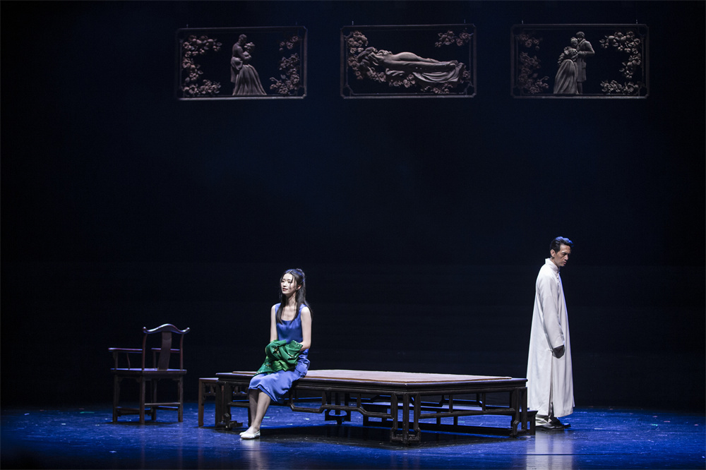 《搭手飞人》剧照,翟冠华(左)饰演生万物,公磊饰演冯梦临。