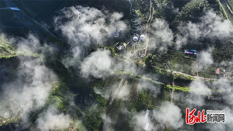 8月22日拍摄的河北省遵化市山乡晨景。