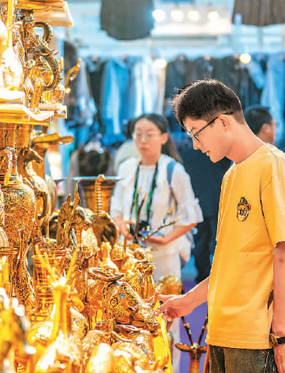 图为参观者在第七届中国—南亚博览会巴基斯坦展区参观。新华社记者 胡 超摄