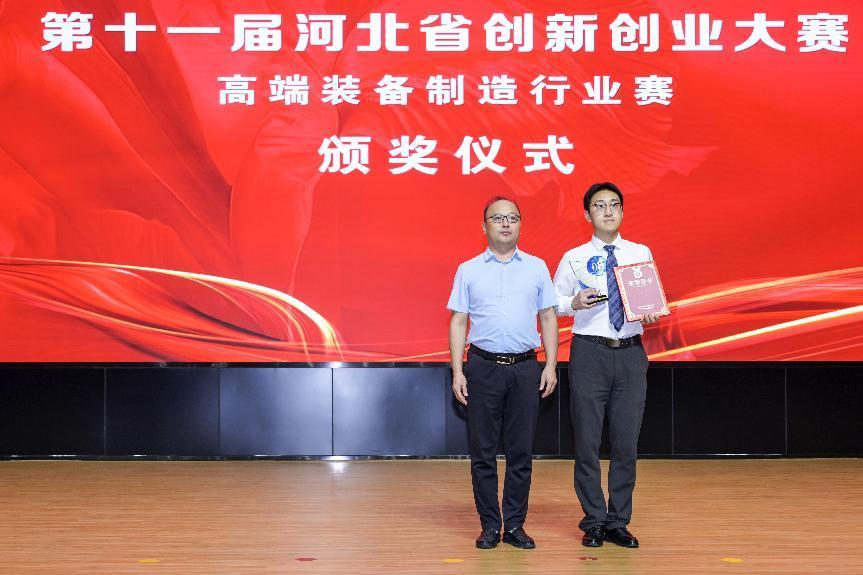 河北省科技创新服务中心高技术产业开发部部长孙禄军为第3名获奖代表颁奖。
