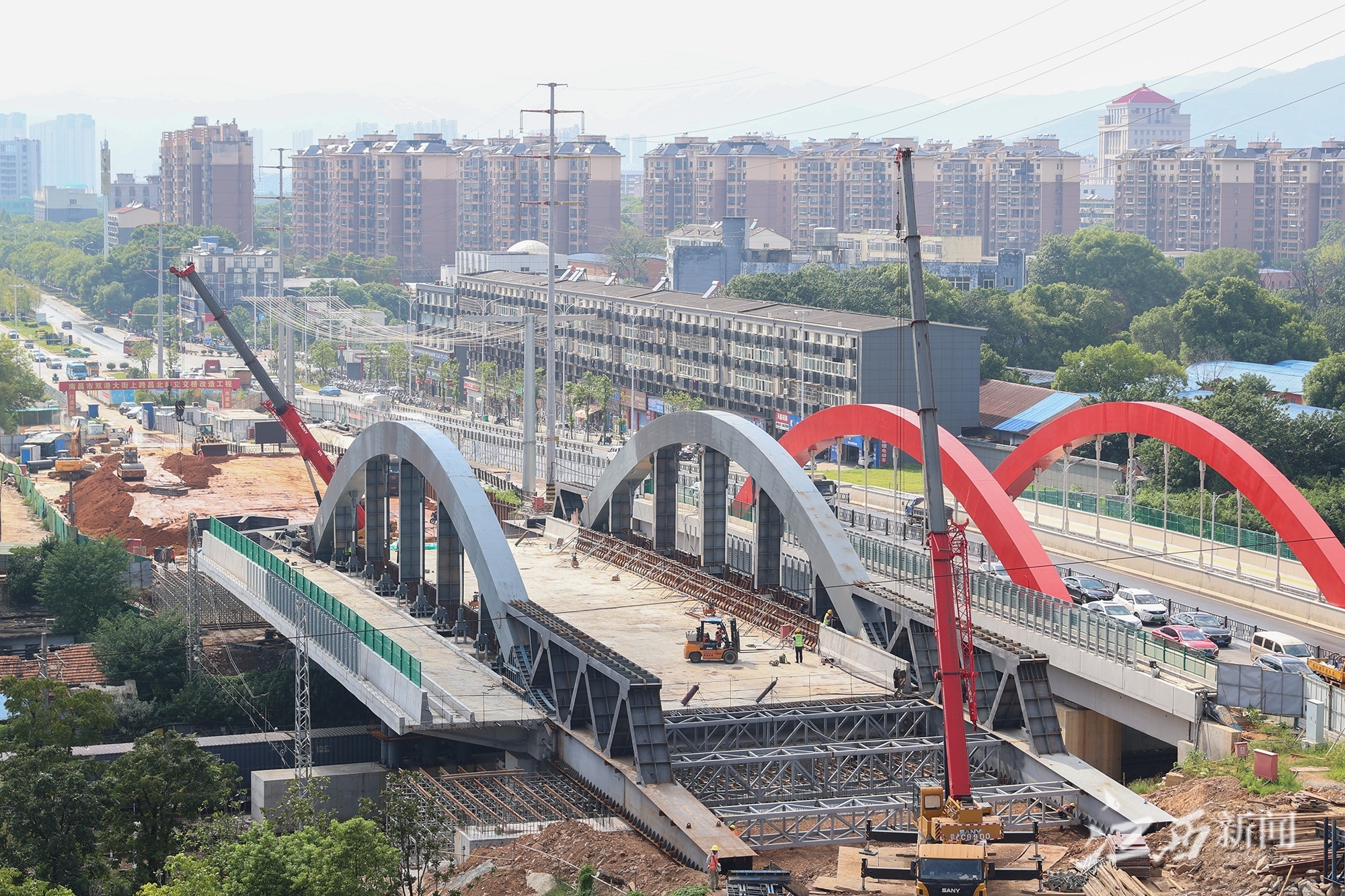 南昌双港大街上跨昌北站立交桥南半幅桥预制梁完成顶推（图）