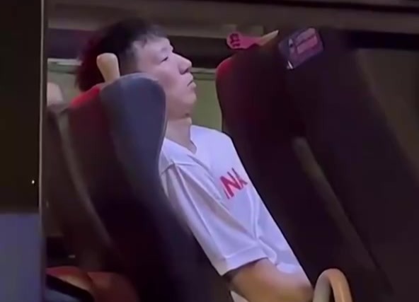 球迷们围着中国男篮大巴高喊：“周琦加油！”周琦反应绝了