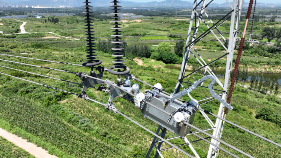 输电线路智能机器人机器人,仅用时30分钟就自主完成了缺陷处理,作业时间缩短60%以上。摄影 耿辰光