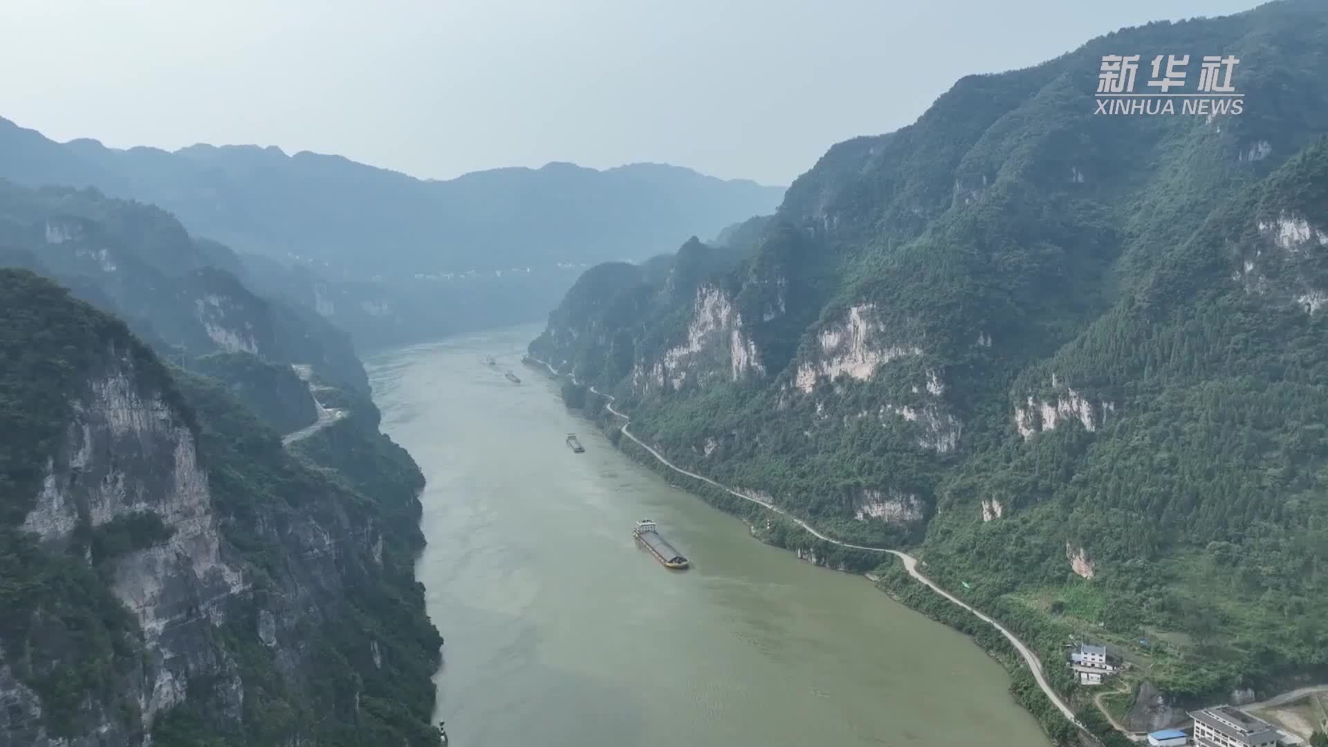 湖北宜昌：“蜘蛛人”崖壁勾网   为山体“量体裁衣”