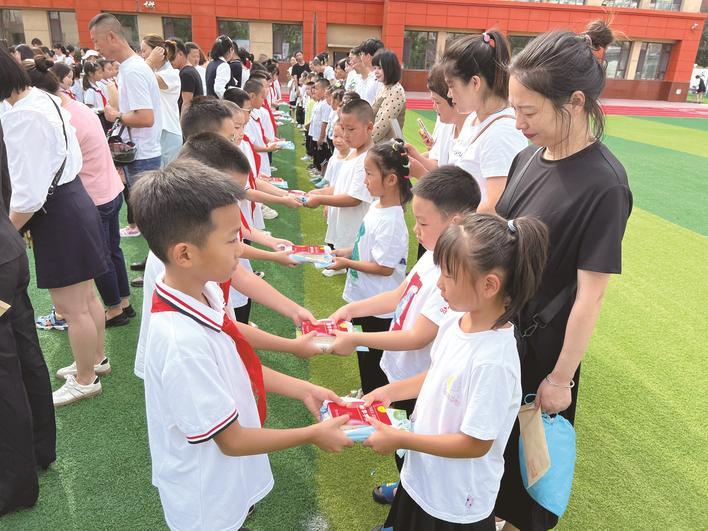 高年级同学为新同学赠送《新华字典》等礼物