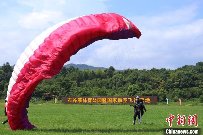 运动员正在收伞。熊锦阳 摄