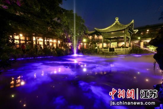 漫步夜色中的何园，宛如人间仙境，令人恍惚间穿越到了另一个时代的光景。郭莉 摄