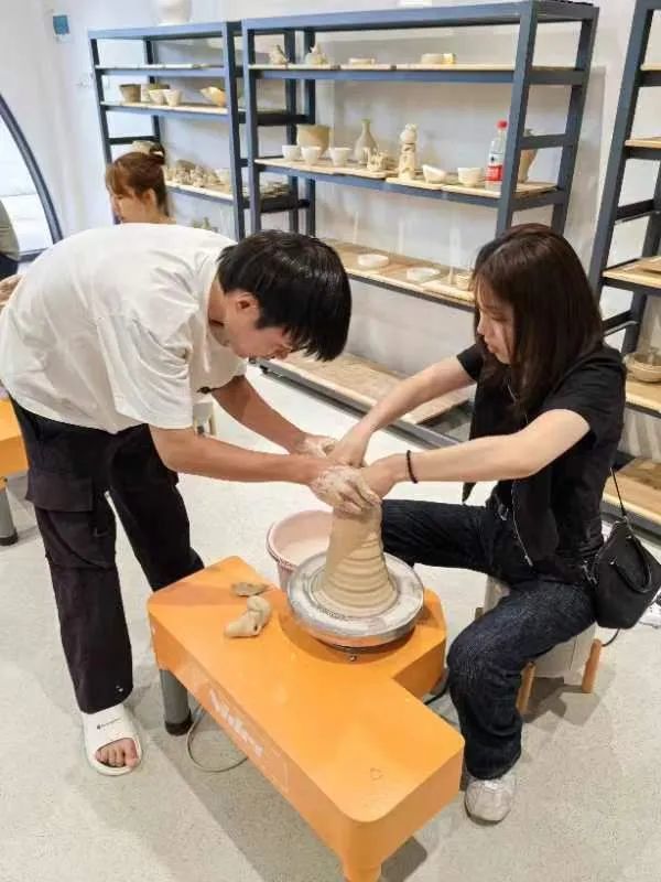 国际友城青年领袖对话江西活动走进景德镇非遗馆