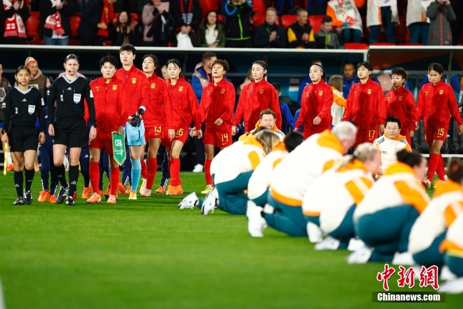 本届世界杯上，中国女足与英格兰女足比赛入场仪式。中新社记者 富田 摄