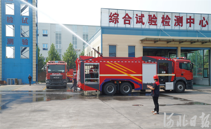 7月31日，河北省应急救援车辆产业技术研究院工作人员在进行水炮性能测试。
