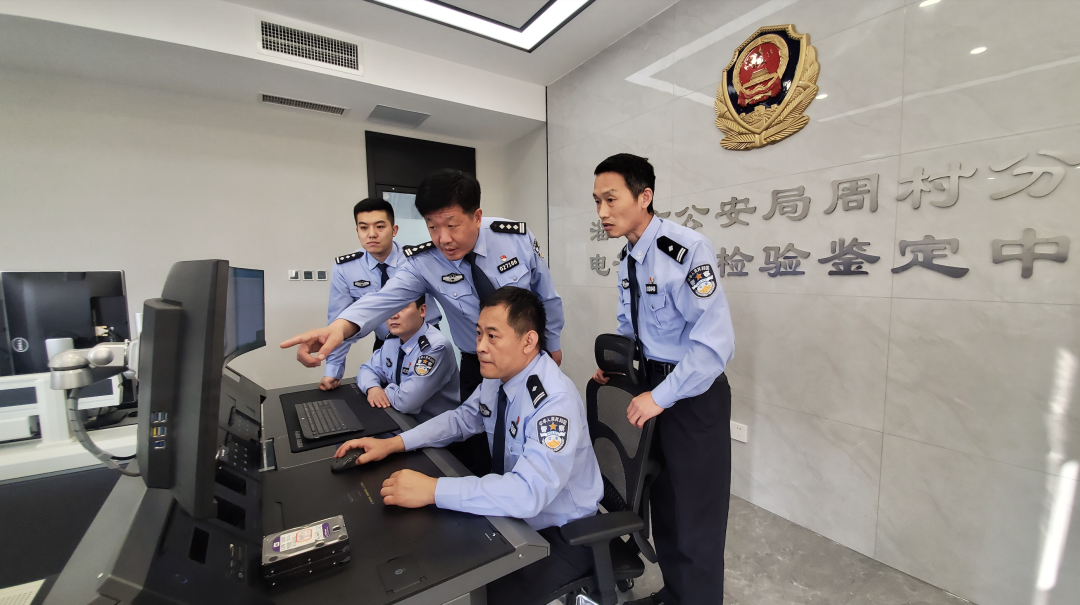 图为民警在研判案情