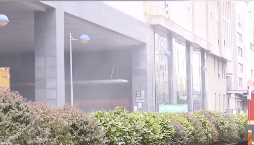 合肥一写字楼起火!现场冒出浓烟