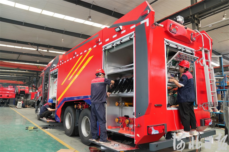 7月31日，润泰救援装备科技河北有限公司工人在组装消防车。