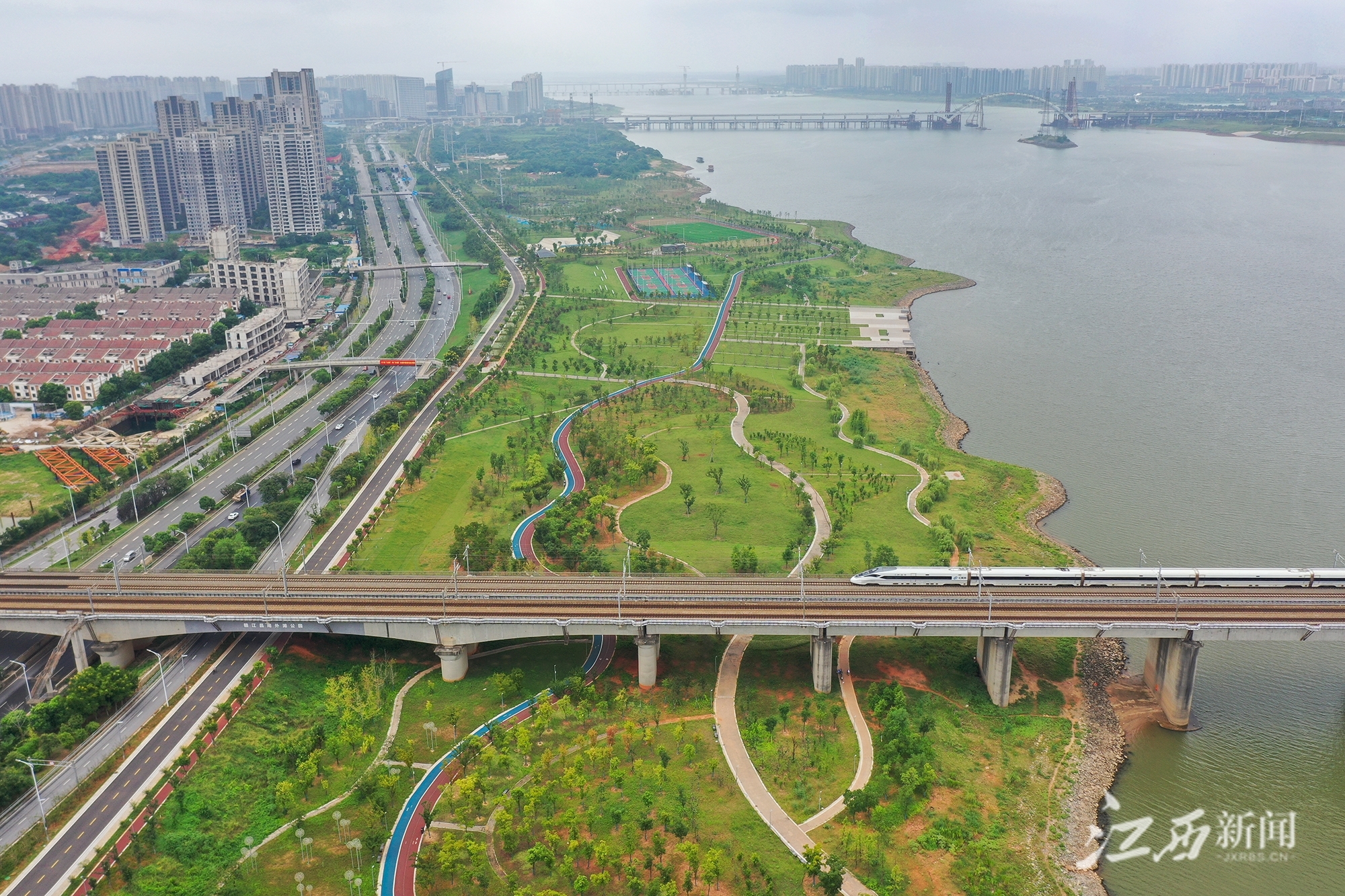 航拍南昌市赣江昌南外滩公园图