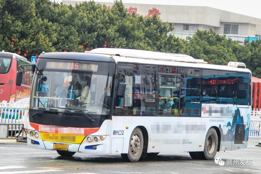 赣州115路司机遇路坑不减速 市民坐个公交被抛飞