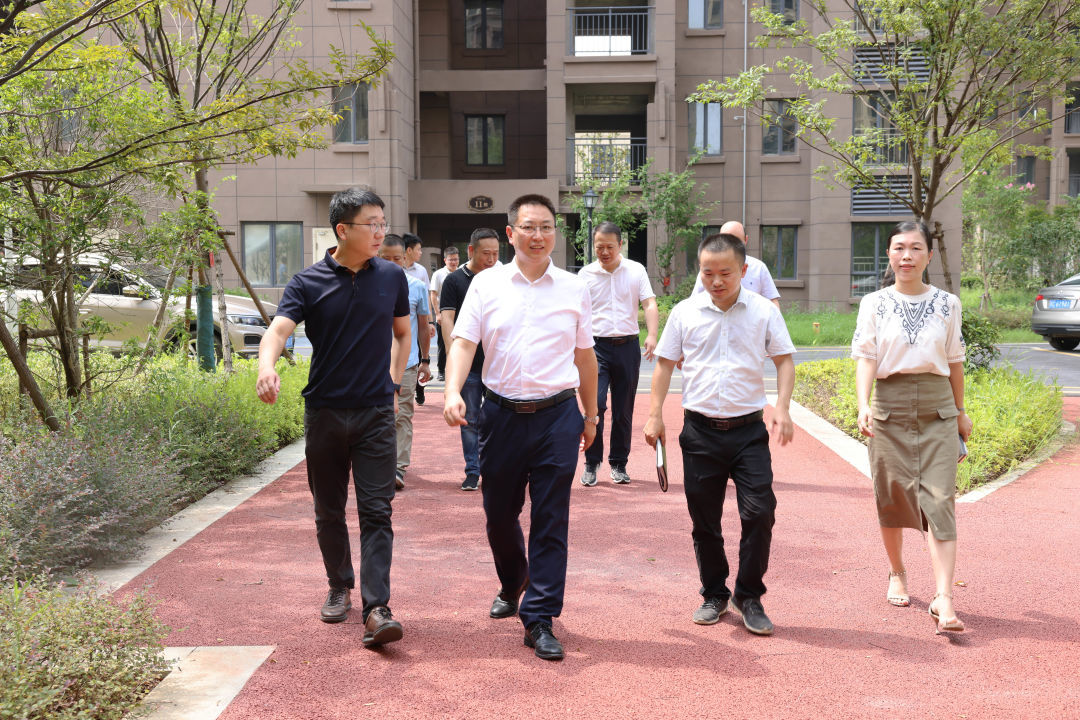 来到袁州城南老城区棚户区改造项目东园小区,江东灿边走边看边问,详细