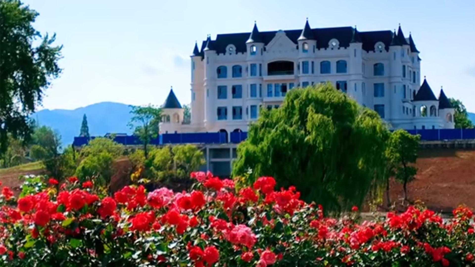 陕西汉中农田里的“城堡”，被质疑占用耕地，当地称正调查