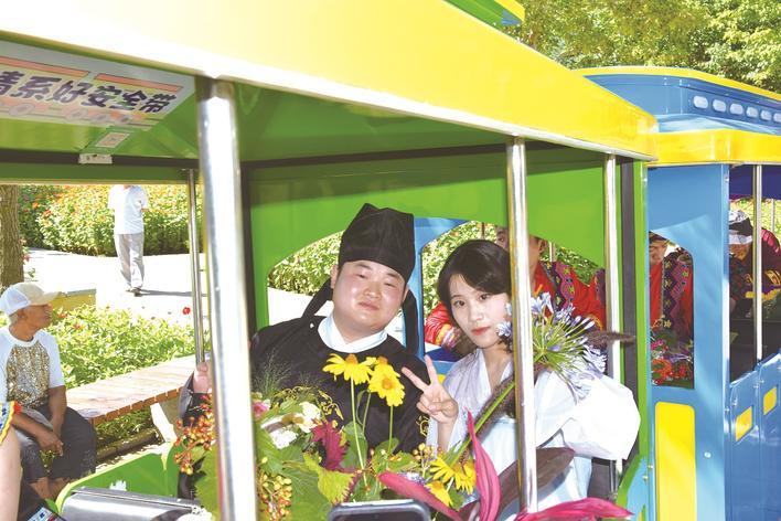 单身男女乘坐观光小火车 公园供图