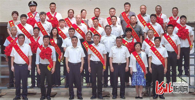 图为座谈会前，2019-2023年唐山市劳动模范、先进工作者和先进集体部分代表合影留念。河北日报记者王育民摄