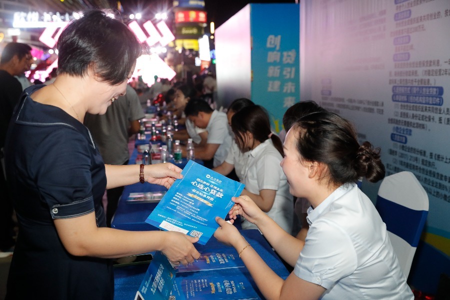 南昌新建区：走进“夜市”宣讲政策 打通政策落地“最后一公里”