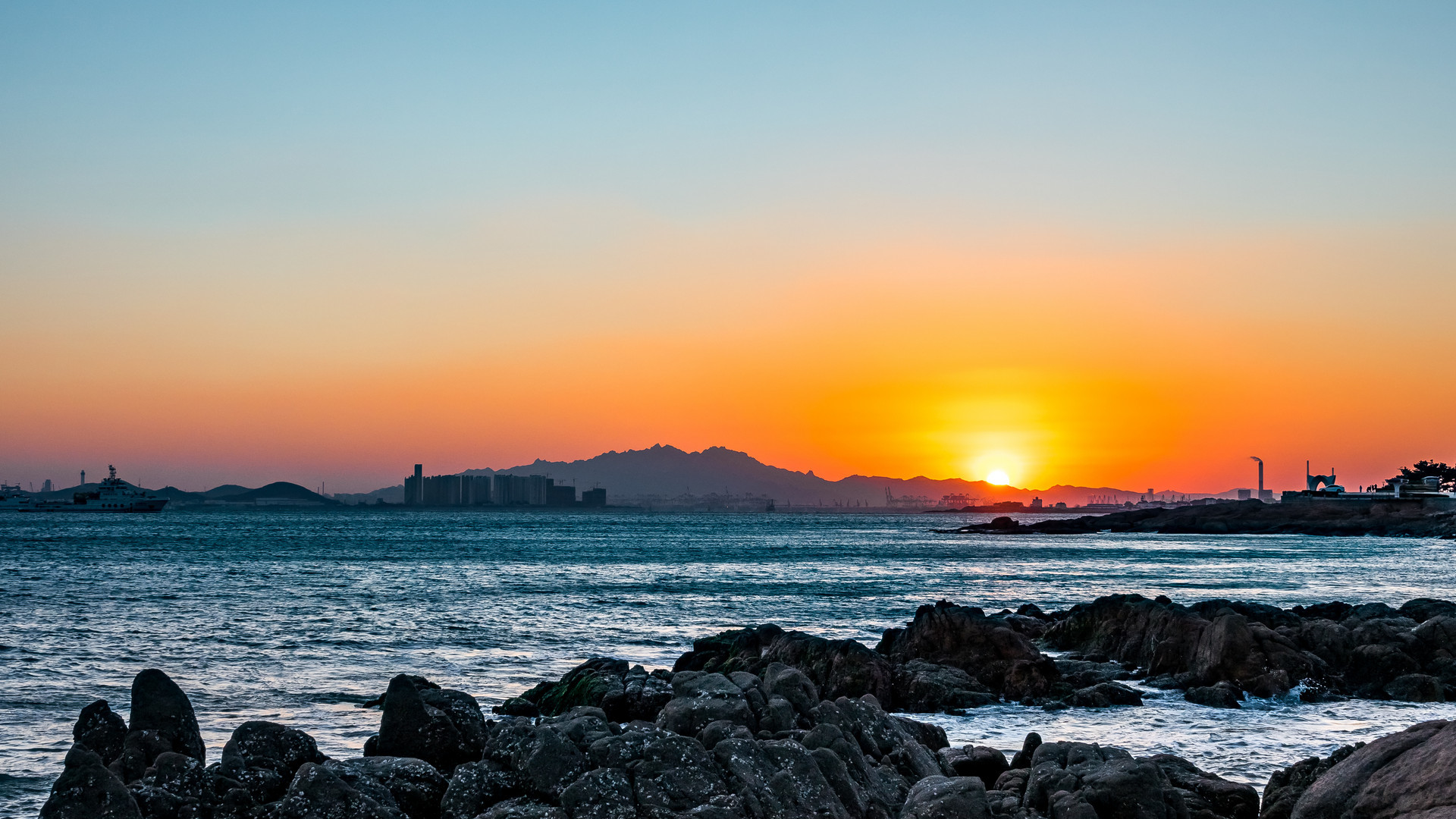 形成独具一格的观景条件 来青岛后海感受夕阳之美