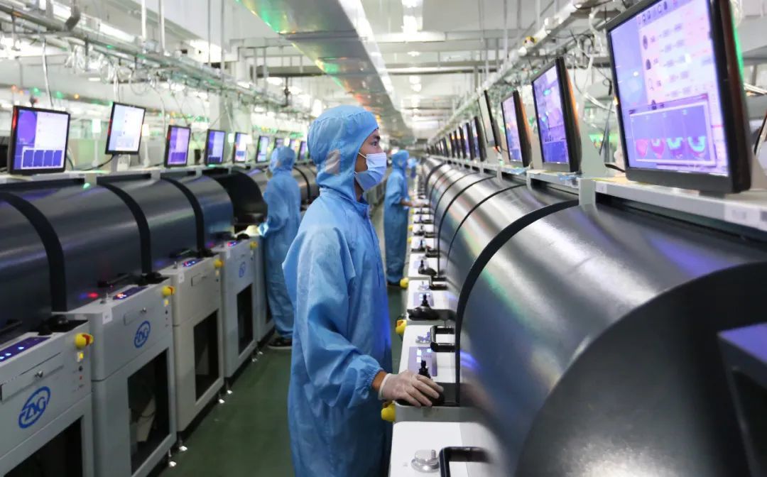 工人在南昌高新区内一家通信企业生产线上工作。新华社记者 周密/摄