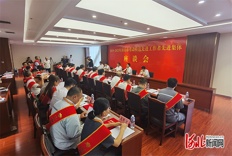 图为座谈会现场。河北日报记者王育民摄