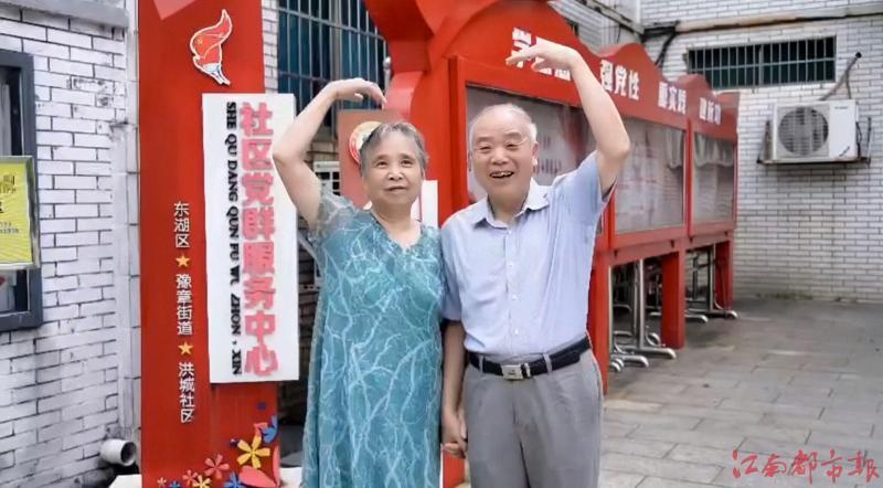 金婚夫妇钟隆惠（右）与金英才。