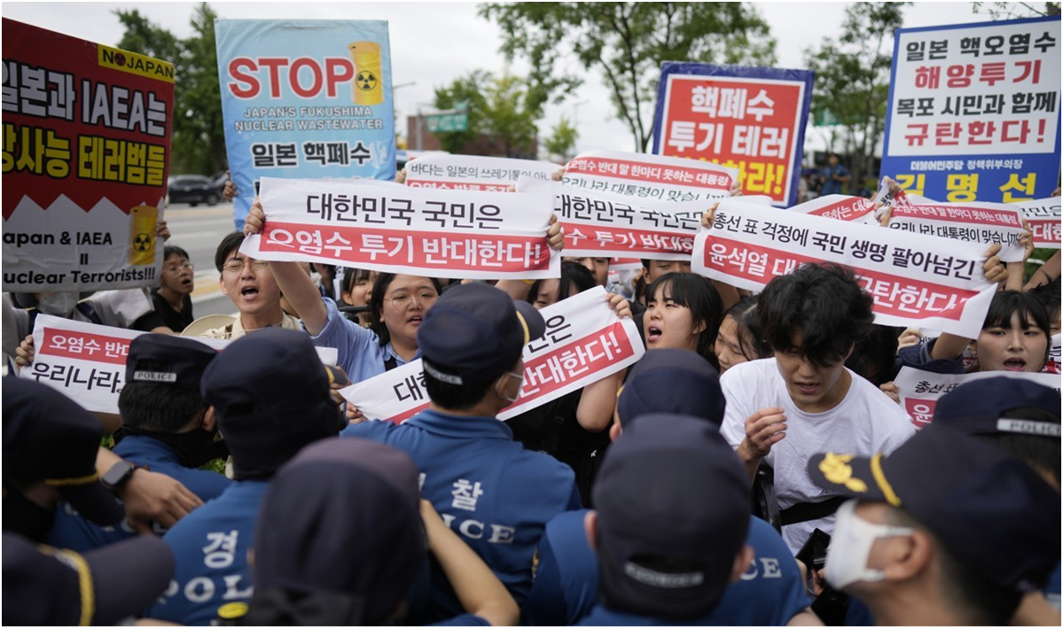 图为8月24日，示威者在日本驻韩国大使馆前谴责福岛污染水的排放。韩媒报道配图