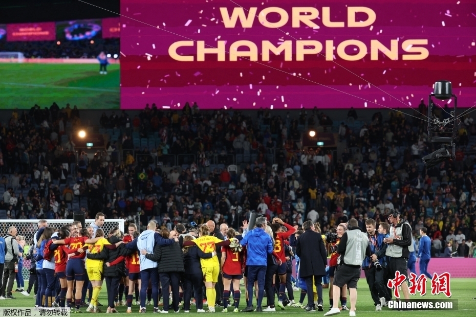 西班牙球员庆祝世界杯夺冠。