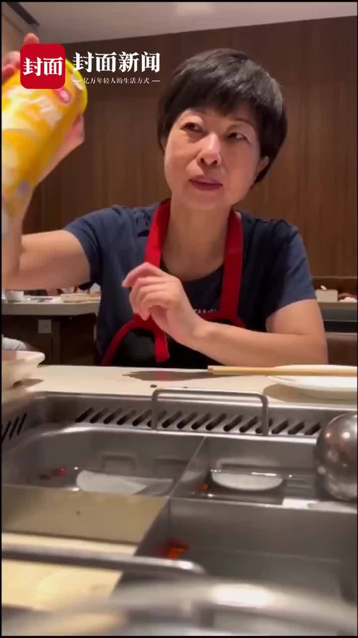 拍客｜女孩用实习工资买手链藏薯片桶送妈妈 妈妈的反应让人泪目