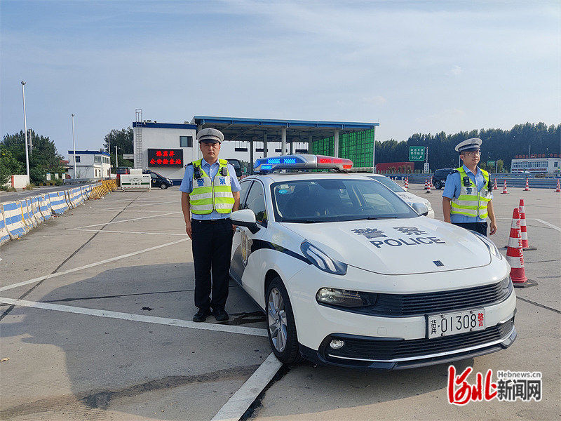 河北高速交警磁县大队接应患儿转运车。