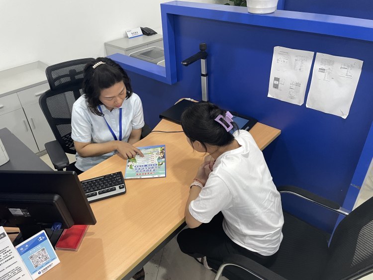 市民现场咨询公积金贷款政策