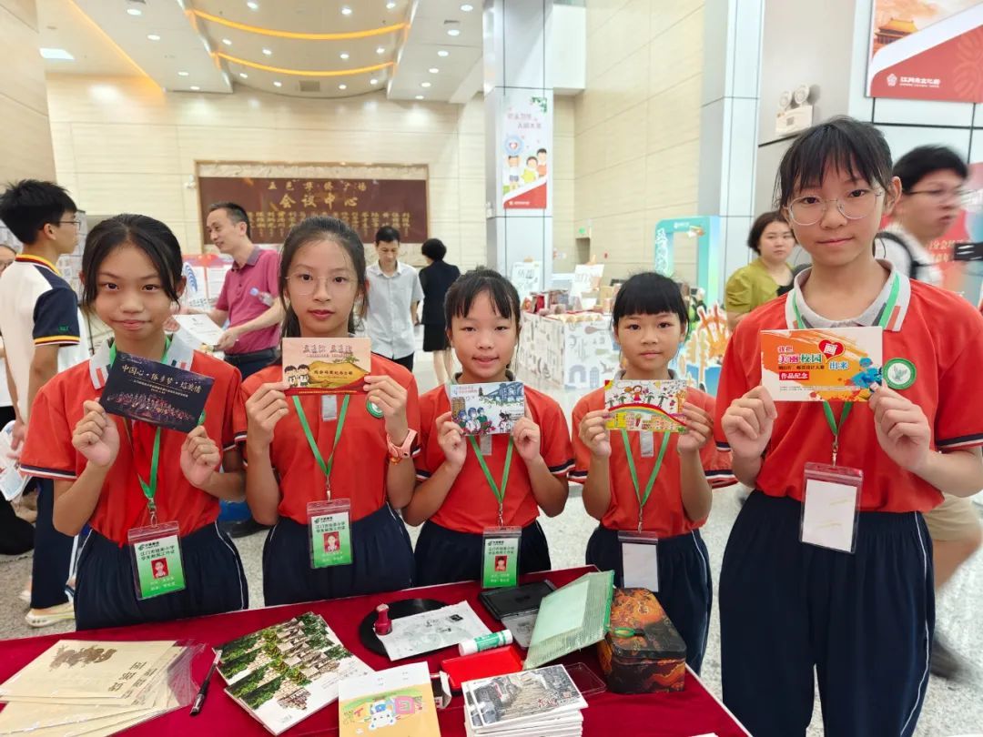 书香节现场，培英小学学生邮局的小“工作人员”们拿着自己设计的明信片