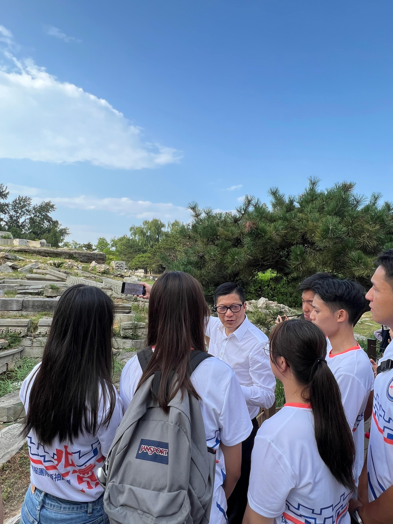 鄧炳強(qiáng)8月20日與青年學(xué)員到訪(fǎng)圓明園遺址公園。 圖自香港特區(qū)政府新聞公報(bào)