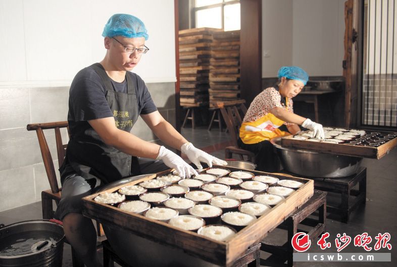 郭福娭毑小缽子甜酒在靖港已經(jīng)有100年歷史，甜酒制作一直都是采用傳統(tǒng)的手工方式。均為長沙晚報全媒體記者 鄒麟 攝