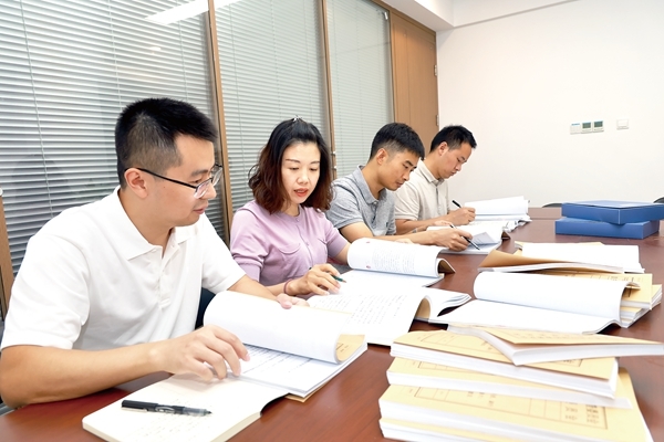 重庆市纪委监委案件审理室工作人员正在评阅协作审理案件。高荐 摄