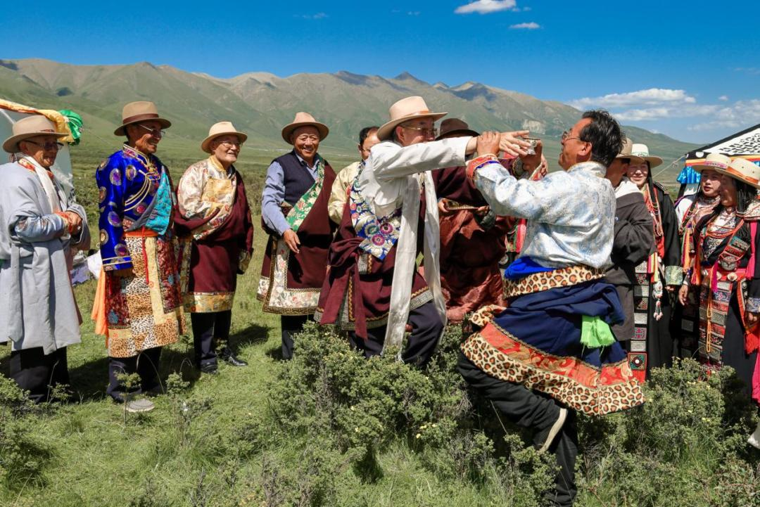 喜客唱《吉祥圆满》离开帐篷,大意为:祝愿吉祥如意,愿蔚蓝天空日月齐辉;祝愿吉祥如意,愿广袤大地五谷丰登;祝愿吉祥如意,愿千家万户幸福美满。