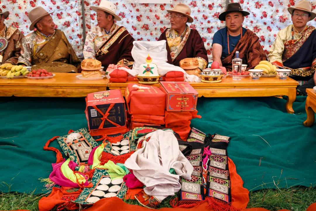 举行摆“盖恰”(藏语)仪式,喜客摆出陪嫁品。