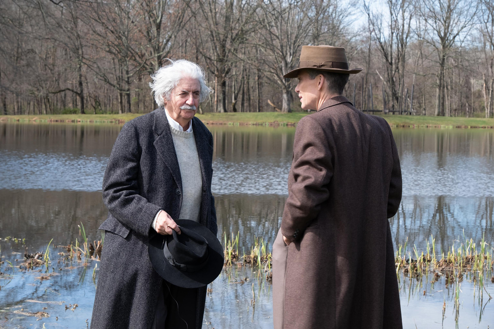 “劳伦斯先生”汤姆·康蒂（左）饰演爱因斯坦