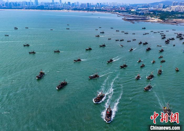 在日照张家台码头,渔船争“鲜”出海。(无人机照片)张明慷 摄