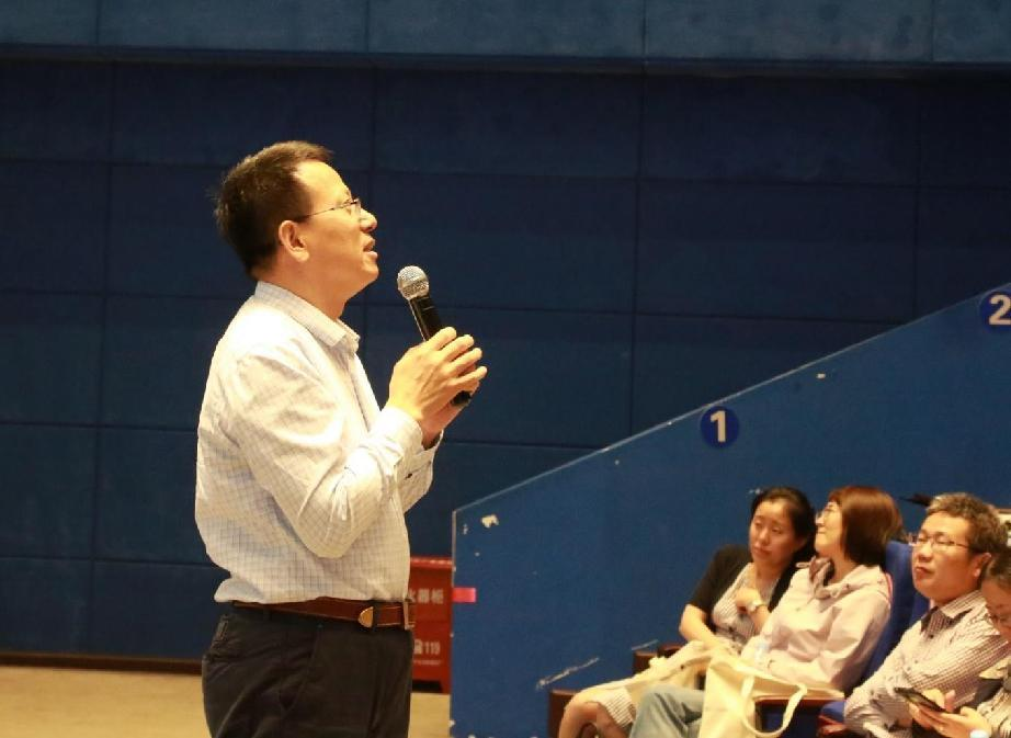 杨光富教授在解答学生的问题