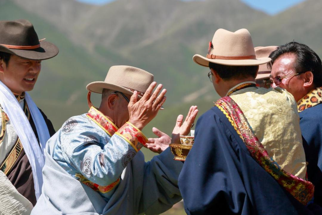 一名喜客喝了三杯酒后向东家恳求让自己进去