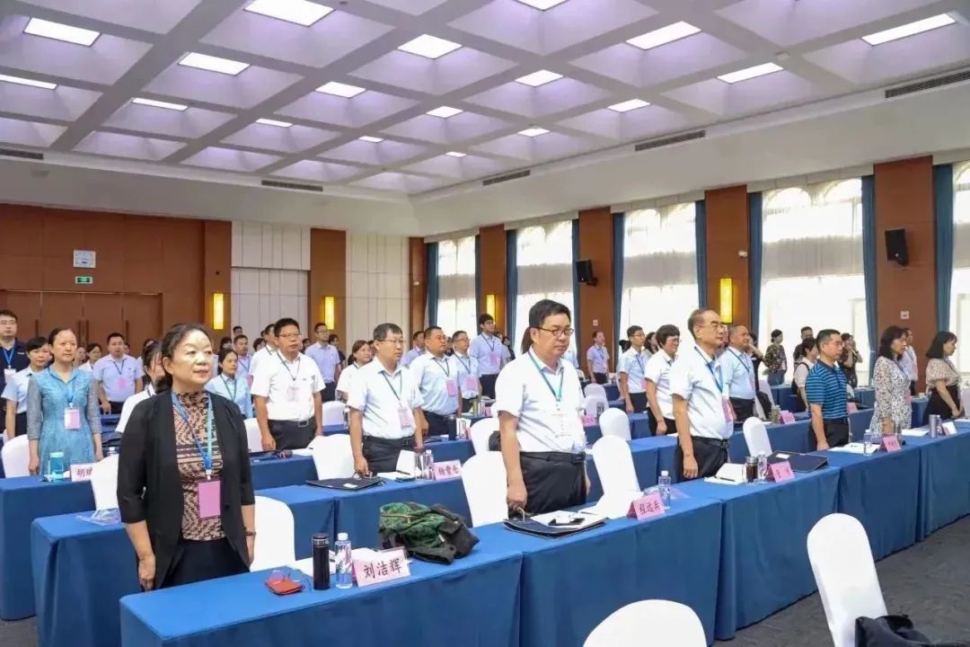 全体参训学员起立、奏唱国歌